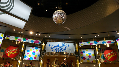 USJ「ユニバーサル・スタジオ・スーベニア」店内/ミラーボールがランキング商品を照らしている