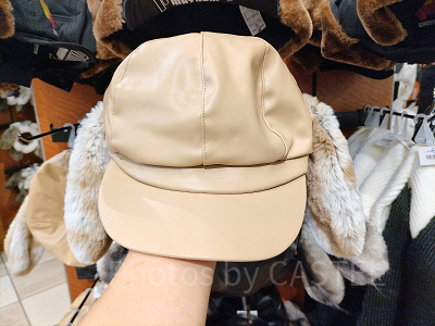 USJ冬グッズ：スヌーピーの耳付きレザー帽（ベージュ）