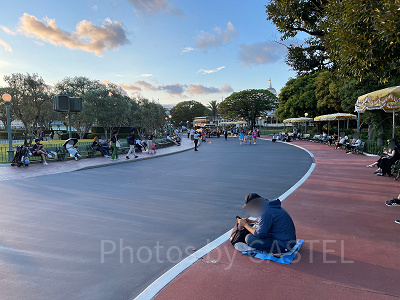 パレード待ちの様子（2022年7月18時30分ごろ）