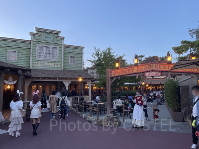 ハングリーベア・レストランの待ち列の様子（18:30ごろ）