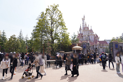美女と野獣の待ち列の様子（2022年4月2日撮影）