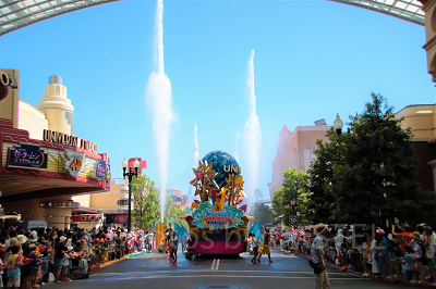 ウォーター・サプライズ・パレードの水放出シーン