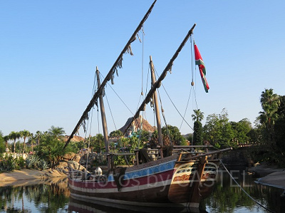 港からはディズニーシーのシンボル「プロメテウス火山」が見える