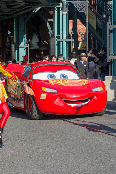 ディズニーシーにカーズが ライトニング マックィーン ヴィクトリーラップ 初開催