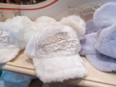 最新 22年ディズニーキャップまとめ ポンポン付きやミッキー レトロデザインも