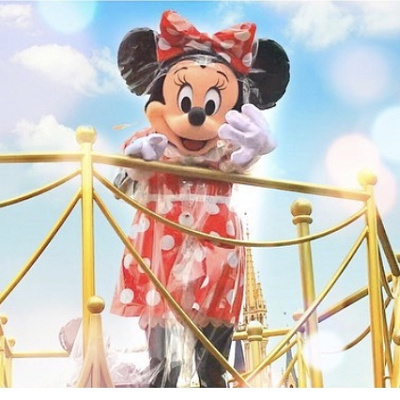 キャラクターがフロートに乗って挨拶してくれる！