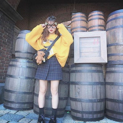 たっぷりめのトップスとミニスカがキュートなミニオンコーデ