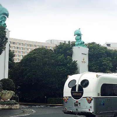 イルカの彫像がお出迎え