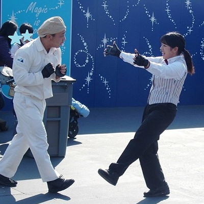 パフォーマー2人の掛け合いも楽しくて愉快なショー