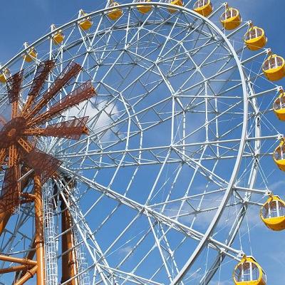 園内中央にある大観覧車「エマさんのチーズ風車」