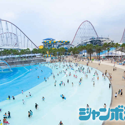 海のように波立つ大きなサーフィンプール