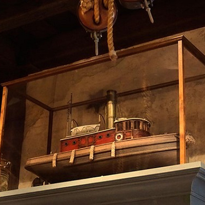 スチームボート・ミッキーズの店内に飾られているタグボートの模型