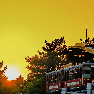 2つの時代を渡るふしぎな電車