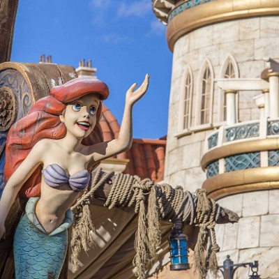 アリエルが船首にデザインされたフォトスポット。真向いにはアリエルのグロットがあります。