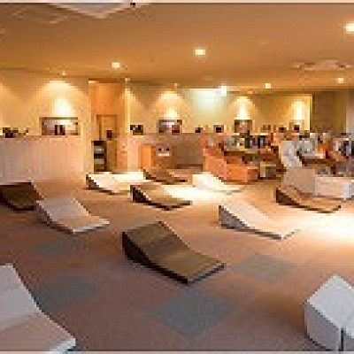 様々な人が休むくつろぎの空間。