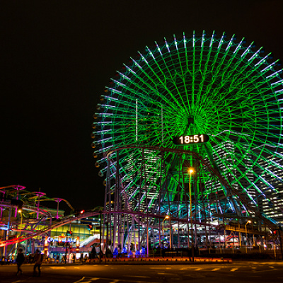 光り輝くコスモワールドのランドマーク