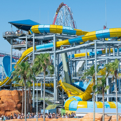 ゴムボートに乗りこんでスリルを味わうスライダー