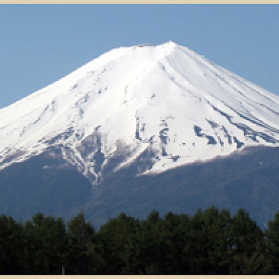 ふじやま温泉の休憩棟から見える圧巻の富士山