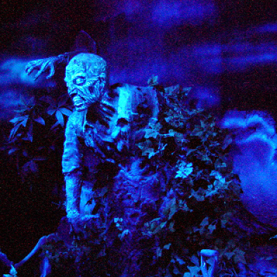 怪しげな館の不気味な光景