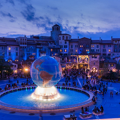 夜はライトアップが美しいシンボル