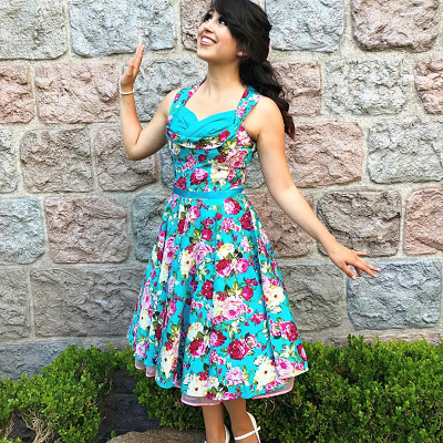 ビビッドな柄ワンピを主役に