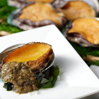 「フレンチポリネシアン・ブッフェ」で提供されている「アワビのステーキ」