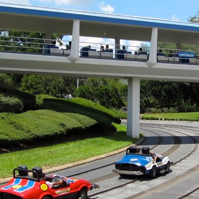 上に見えるのがトゥモローランド・トランジット・オーソリティ・ピープルムーバー