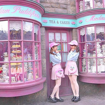 女の子の大好き色にポシェットをプラス♡アビーコーデ