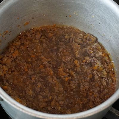 ④に残りの赤ワインを加え、鍋にワインがほぼなくなるまで煮詰める