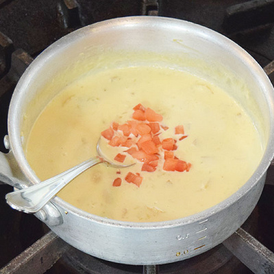 仕上げにトマト（ダイス切り）を加える