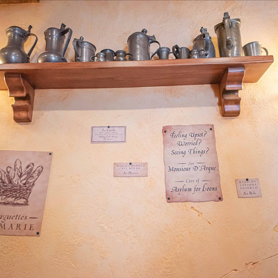 映画の登場人物たちが出した広告