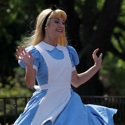 不思議な世界で大冒険する少女・アリス