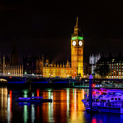 舞台はロンドンですが、日本らしい豪華な演出と日本人らしいシーンが満載