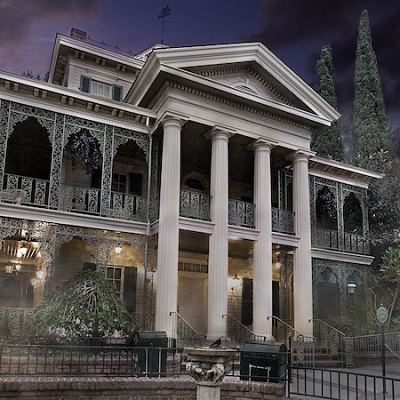 アナハイムのホーンテッドマンション外観はニューオーリンズ風建築