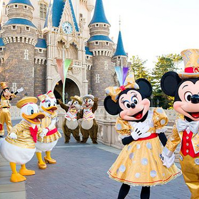 2016年度の式典では東京ディズニーランド30周年の<br />ゴールドの衣装をまとったキャラクターたちが<br />お祝いに来てくれました