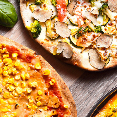 ピザ窯で焼かれた本格ピザ