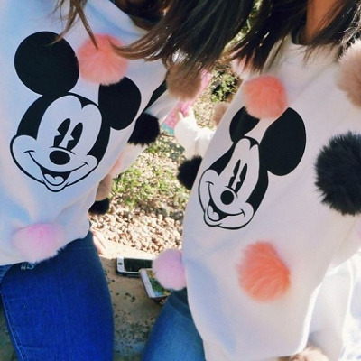 黒とピンクのボンボンがポイント