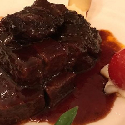 牛頬肉の赤ワイン煮込み