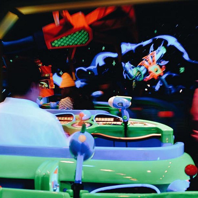 バズ・ライトイヤーのアストロブラスターは人気アトラクション