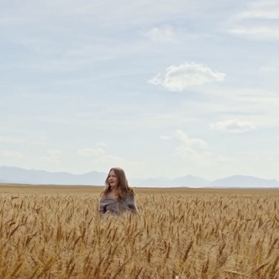 小麦畑にいるケイシー