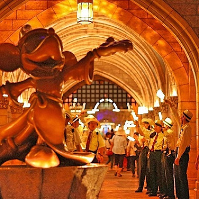 東京ディズニーランドシンデレラ城にてお見送りをするキャストさんたち