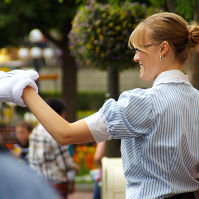 ミッキーグローブをはめたキャスト