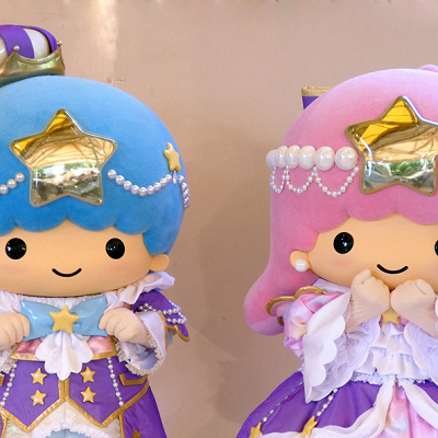 アニバーサリーコスチュームのキャラクターたちとお祝い