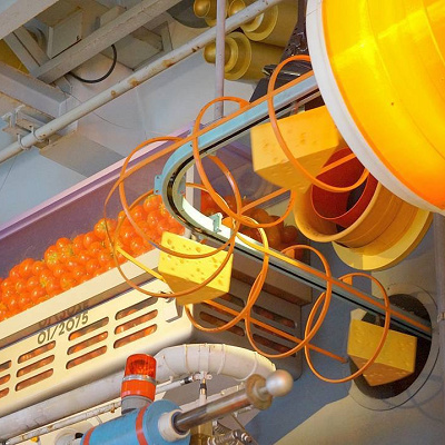 ピザに使うチーズが運ばれている