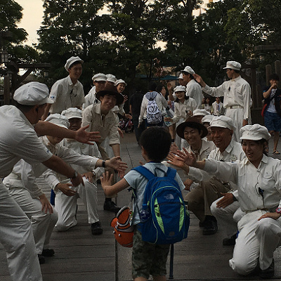 キャストとハイタッチする子供