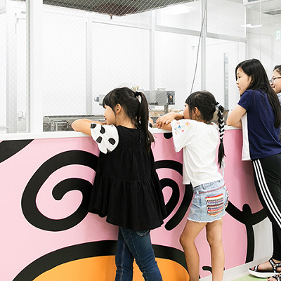 ベビースターファクトリーを見学する子どもたち