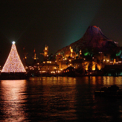 海に浮かぶクリスマスツリーが美しいディズニーシーのクリスマス