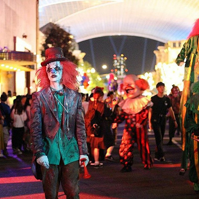 パークを徘徊するピエロゾンビたち