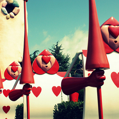 バラに色を塗ったりアリスを追いかけたり、印象的なトランプの兵