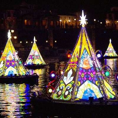 ハーバーに浮かぶカラフルなツリー